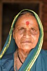 Retrato de una vieja mujer india vestida con una prenda azul pavo real. Salunkwadi, Ambajogai, Beed, Maharashtra, India - foto de stock