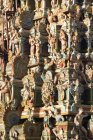 Вид колонн со скульптурами — стоковое фото
