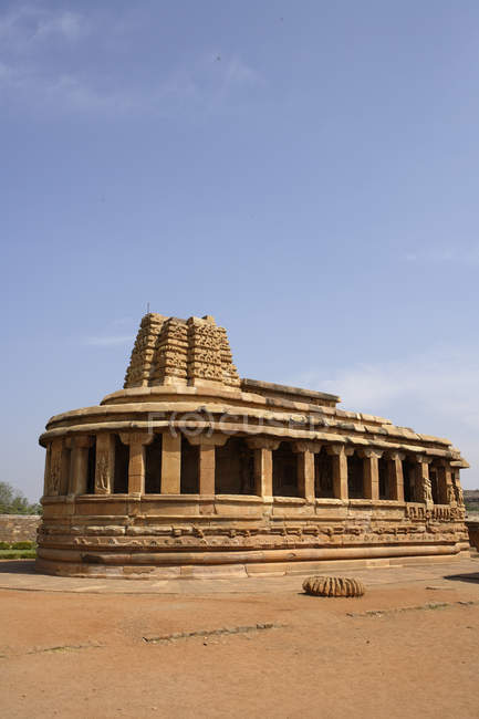 Vista del templo de Durga durante el día contra el cielo azul claro, Karnataka, India - foto de stock