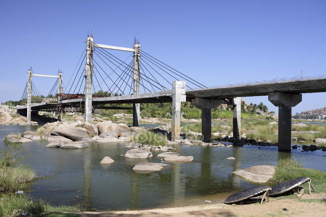 Vista da Ponte Anegondi sobre a água com pedras durante o dia, Karnataka, Índia — Fotografia de Stock