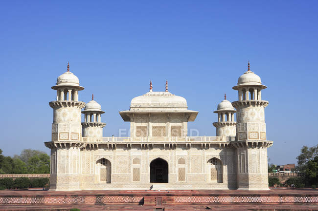 Tumba Itmad-ud-daulah con cúpulas durante el día contra el cielo azul, Agra, India - foto de stock