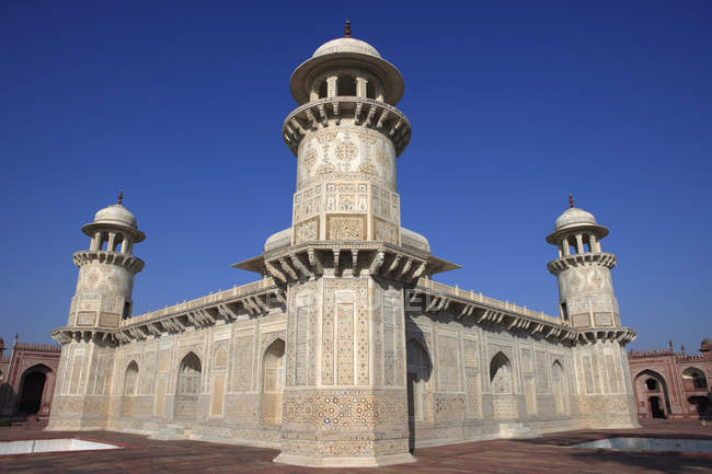 Tumba de Itmad-ud-daulah, mausoleo de mármol blanco durante el día, Agra, India - foto de stock