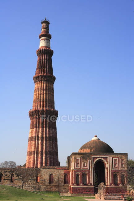 Qutb Minar, Alai Darwaza, construido en 1311, la torre de arenisca roja, arte indomusulmán, Sultanato de Delhi, Patrimonio de la Humanidad de la UNESCO, Delhi, India - foto de stock