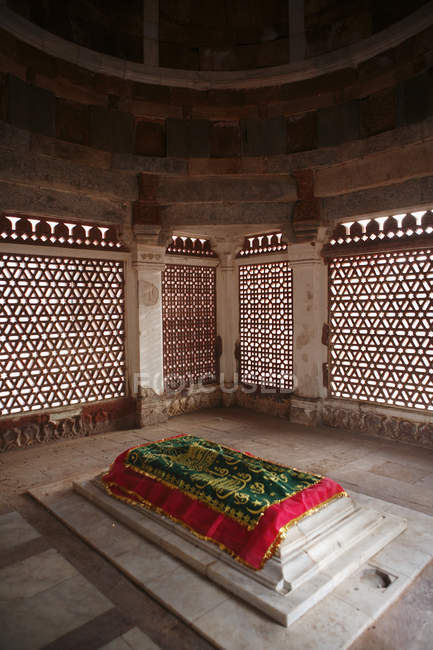 Imam Zamin's Tomb, Qutb Minar Complex, built in 1311, the red sandstone tower, Indo-Muslim art, Delhi Sultanate, UNESCO World Heritage Site, Delhi, India — Stock Photo