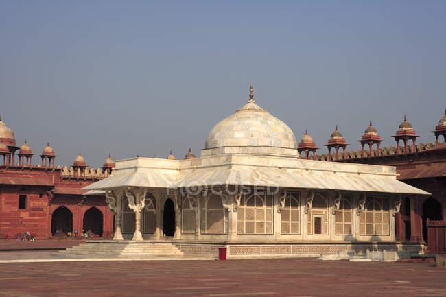 Tumba del Shaikh Salim Chishti, hecha de mármol blanco, Jami Masjid, Fatehpur Sikri, la ciudad de la victoria, construida durante la segunda mitad del siglo XVI, arquitectura mogol, hecha de piedra arenisca roja, capital del Imperio mogol, India - foto de stock