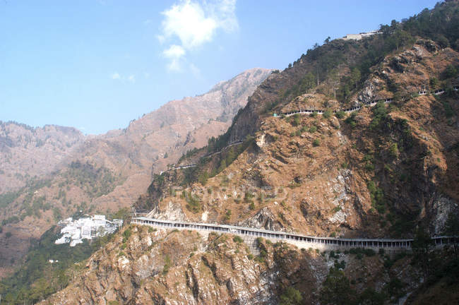 Vista da colina rochosa com rodovia e rochas no fundo, Mata Vaishno Devi, Índia — Fotografia de Stock
