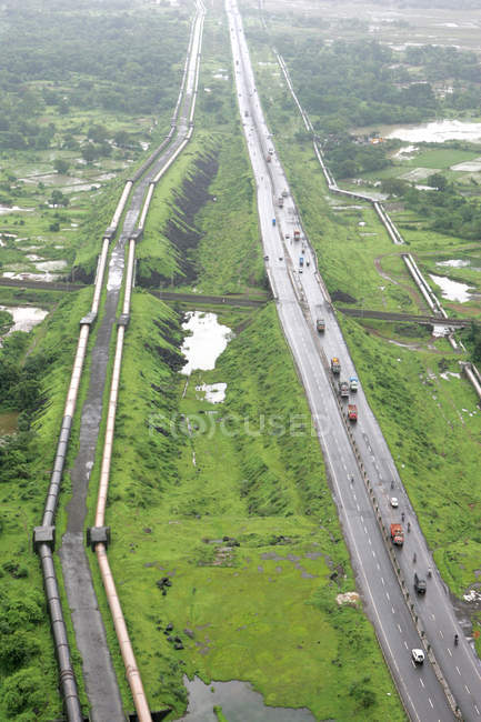 Eine Luftaufnahme der Autobahn zwischen Mumbai und Kalyan am Stadtrand von Mumbai, Maharashtra, Indien. — Stockfoto