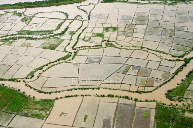 Воздушный обзор сельскохозяйственных земель, погруженных в воду после наводнения 26 июля 2005 года, которое потрясло Мумбаи и его прилегающие районы в Райгаде . — стоковое фото