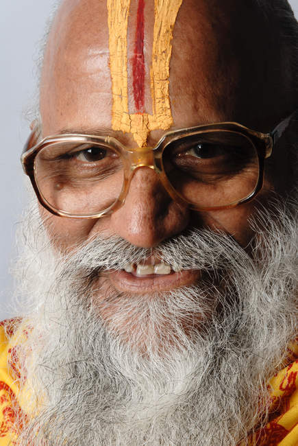 Retrato de feliz sacerdote hindú sénior en gafas. Mumbai, Maharashtra, India - foto de stock