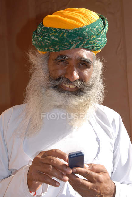 Senior rajasthani man with cell phone. Jodhpur, Rajasthan, India — Stock Photo