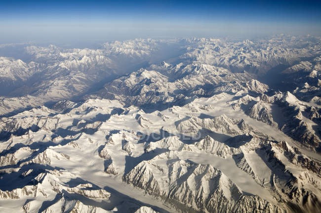 Veduta aerea delle montagne dell'Himalaya coperte di neve come visto sul volo da Delhi a Leh-Ladakh.India — Foto stock