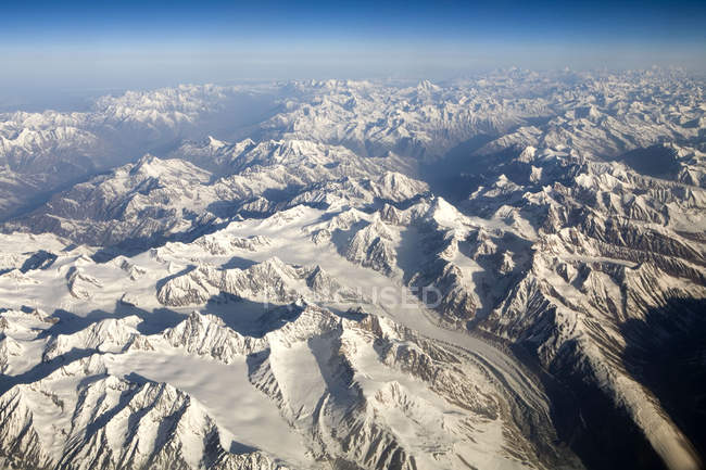Vista aérea de las montañas nevadas del Himalaya como se ve en el vuelo de Delhi a Leh-Ladakh.India - foto de stock