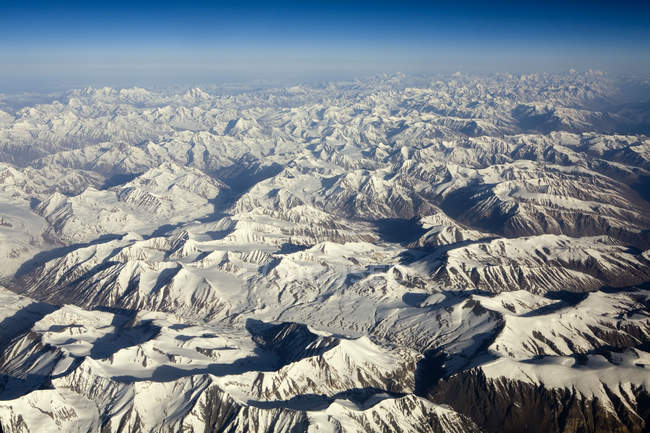 Вид снега с воздуха покрыл Гималаи, как видно на полете из Дели в Лех-Ладакх. Индия — стоковое фото