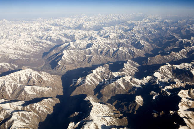 Vista aérea de las montañas del Himalaya cubiertas de nieve como se ve en el vuelo de Delhi a Leh-Ladakh. India - foto de stock