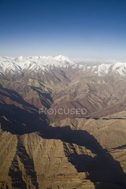 Luftaufnahme des schneebedeckten Himalaya-Gebirges, wie man es auf dem Flug von delhi nach leh-ladakh.india sieht — Stockfoto