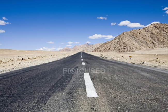 Teer-Bitumenstrecke auf der leh-kargil Straße in der typischen ladakh Landschaft. Indien — Stockfoto