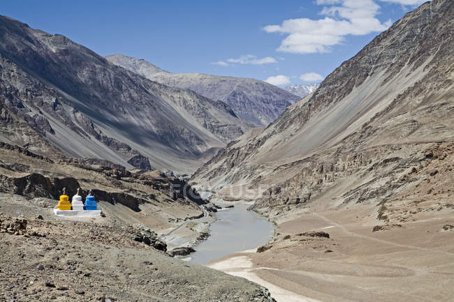Bemalte buddhistische Stupas in der kargen kalten Wüstenlandschaft von Ladakh an der leh-kargil Straße, deren Flüsse indus talabwärts fließen. ladakh.india — Stockfoto