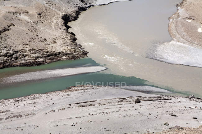 Confluência de água verde do rio Indus e água castanha lamacenta do rio Zanskar perto de Nimmu na estrada Leh-Kargil. Ladakh.Índia — Fotografia de Stock