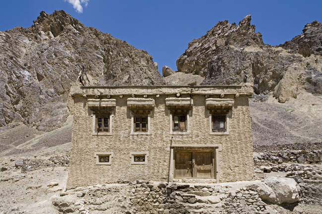A traditional mud and wood double floor house camouflaged in the barren Ladakh landscape on the Leh-Kargil road. Ladakh.India — Stock Photo