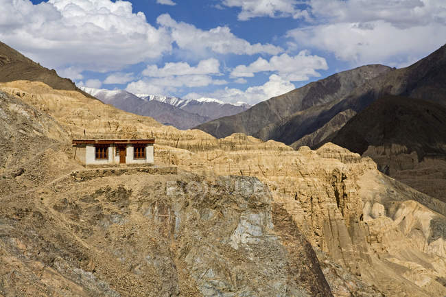 Uma das células de meditação do Mosteiro Budista Lamayuru erguendo-se acima de uma massa de falésias erodidas na estrada Leh-Kargil. Ladakh. Índia — Fotografia de Stock