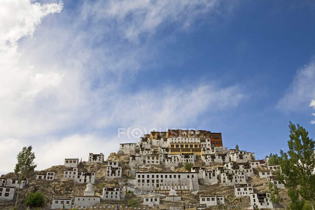 Front view of the impressive Tikse Buddhist Monastery with white monks quarters and ochre & red painted temple complex. Ladakh.India — Stock Photo