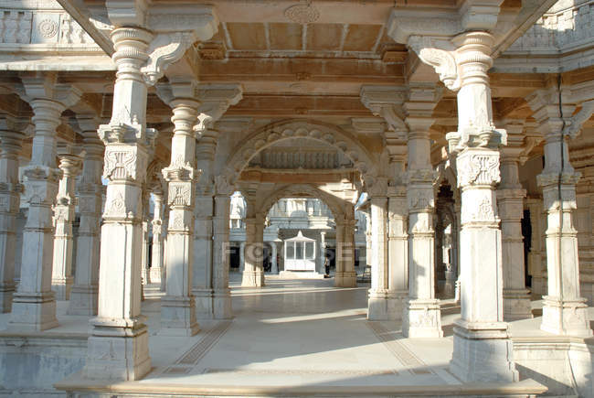 Vista de arcos y columnas del Templo Siddhgiri durante el día, India - foto de stock