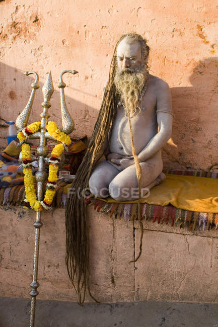 Indiano San Nagababa Shivdasgiri meditando sul tappeto. Varanasi, India — Foto stock