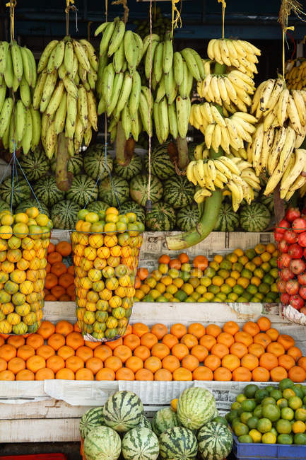 Фруктовый магазин, бананы, апельсины, сухари, яблоки, арбузы, множество сортов фруктов, по дороге в Коллам, Керала, Индия — стоковое фото