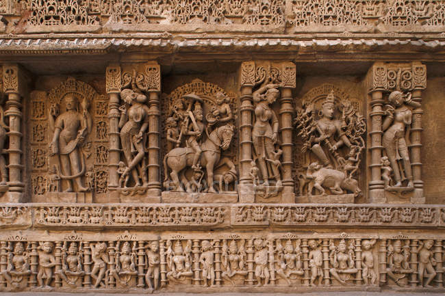 Резьба и статуи внутри храма — стоковое фото