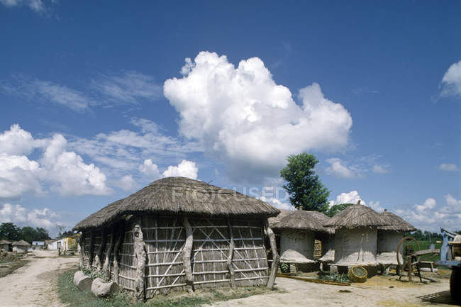 Petite maison de village en bois — Photo de stock