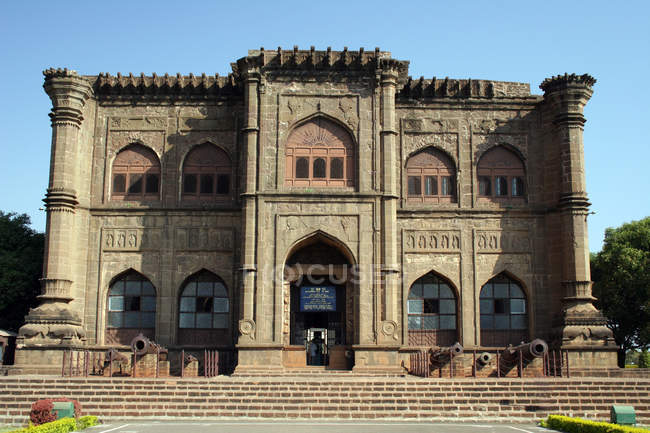Edifício do museu perto de Gol Gumbaz, Bijapur, Karnataka, Índia, Ásia . — Fotografia de Stock