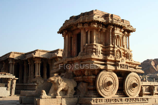Carro de piedra frente al templo de Vijaya Vittala, Hampi (ruinas de Vijaynagar), Karnataka, India, Asia . - foto de stock