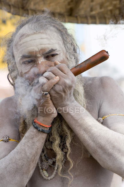 Indiano Saint Nagababa Shivdasgiri fumar tabaco. Varanasi, Índia — Fotografia de Stock