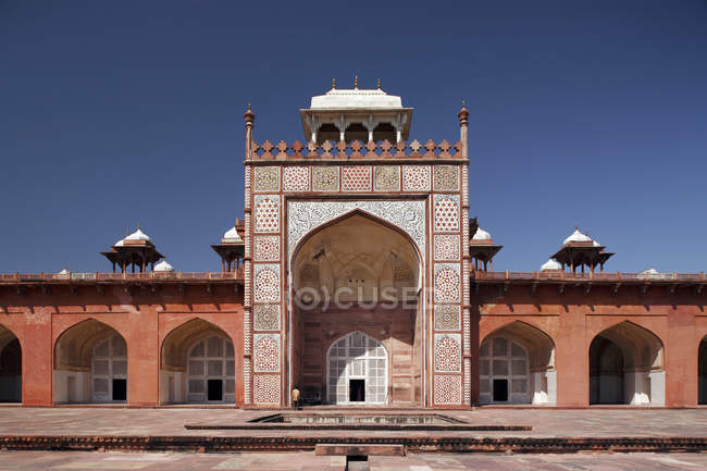 Памятник архитектуры Akbars Tomb. Санджандра, Агра, Индия — стоковое фото