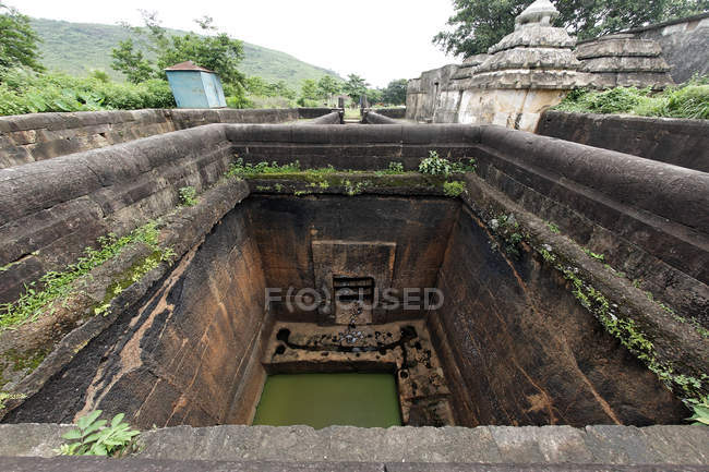 Água na piscina dentro do templo — Fotografia de Stock