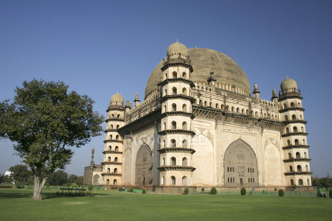 Gol Gumbaz palácio sobre gramado de grama verde, Bijapur, Karnataka, Índia, Ásia . — Fotografia de Stock