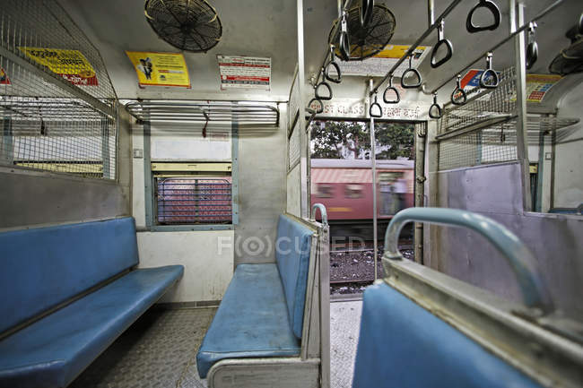 Tren ferroviario interior - foto de stock