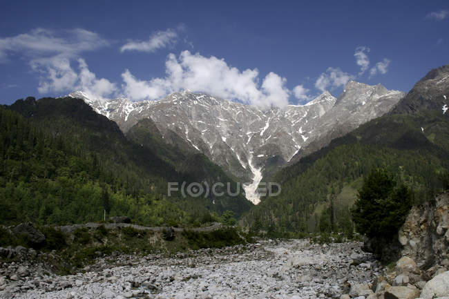 Picos del Himalaya durante el día, Dhundi, Manali, Himachal Pradesh, India, Asia . - foto de stock