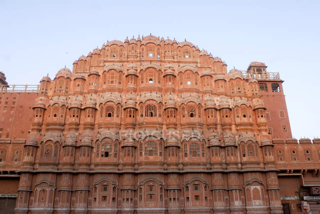 Baixo ângulo vista de Hawa Mahal com paredes vermelhas, Jaipur, Rajasthan — Fotografia de Stock