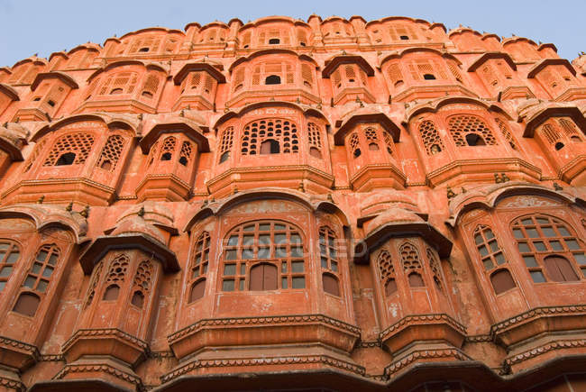 Vue en angle bas de Hawa Mahal contre le ciel bleu, Jaipur, Rajasthan — Photo de stock