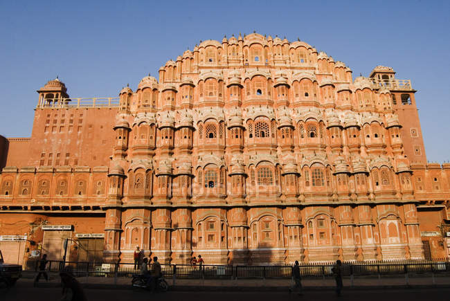 Vista del palacio Hawa Mahal durante el día, Jaipur, Rajastán - foto de stock