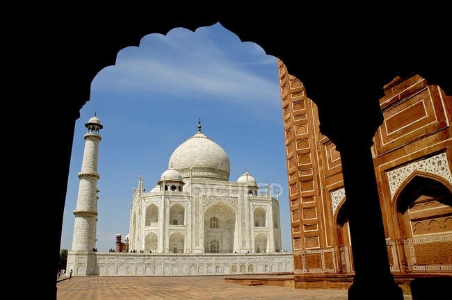 Taj Mahal através de um arco, Agra, Delhi, Índia — Fotografia de Stock
