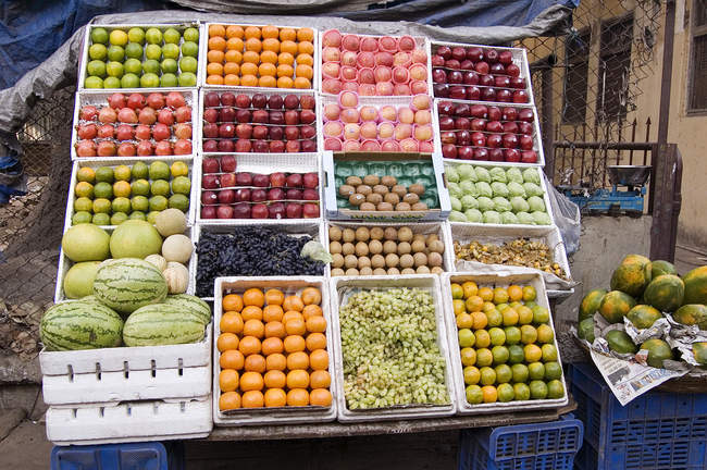 Banco di frutta a Wode House road Colaba, Bombay Mumbai, Maharashtra, India — Foto stock