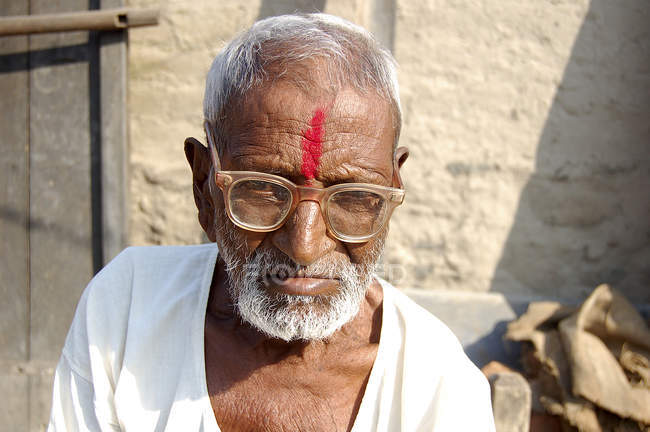Portrait d'un Indien âgé portant des lunettes. Salunkwadi, Ambajogai, Beed, Maharashtra, Inde — Photo de stock
