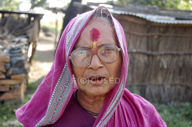 Mujer rural sonriente con dientes negros en sari rosa. Salunkwadi, Ambajogai, Beed, Maharashtra, India - foto de stock
