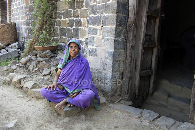Rural old indian woman sitting in front of house. Salunkwadi, Ambajogai, Maharashtra, India — Stock Photo