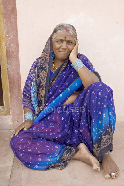 Sorridente donna anziana con il saree viola. Salunkwadi, Ambajogai, Beed, Maharashtra, India — Foto stock