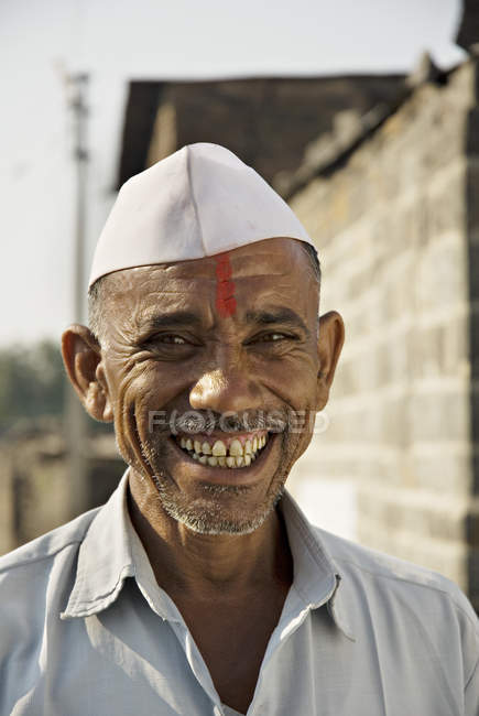 Портрет индийского фермера в белых тканях. Салфевади, Амбаджогай, Бид, Махараштра, Индия — стоковое фото