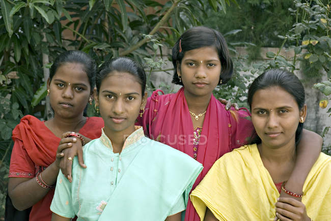 Чотири дівчинки Група постановки на камеру. Parli, Beed, штаті Махараштра, Індія — стокове фото