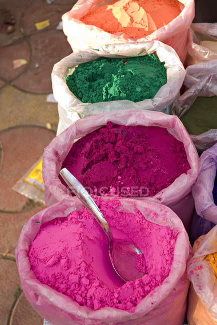 Farben zum Verkauf in Säcken — Stockfoto